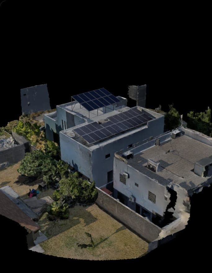 Casa escaneada con dron, con el arreglo solar diseñado sobre su malla 3D