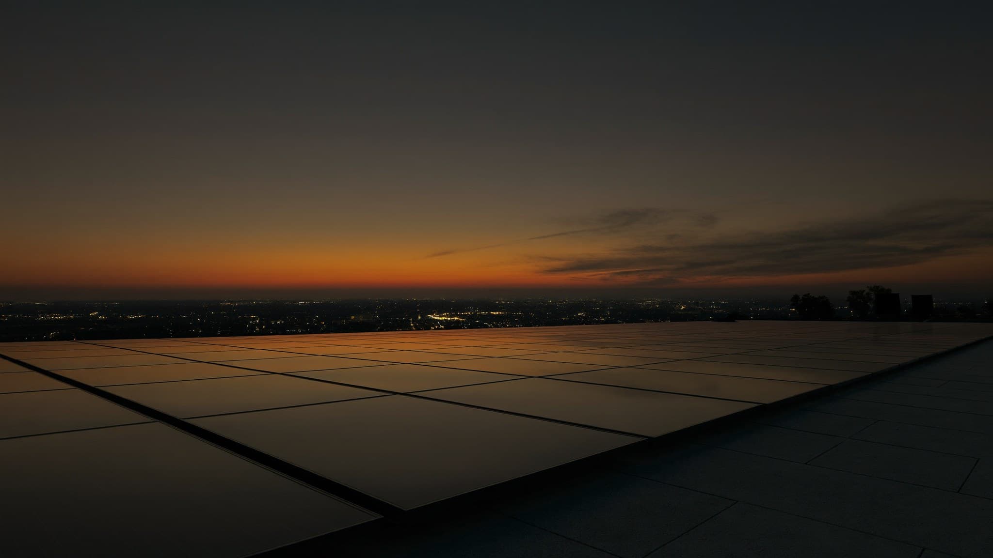 Casa moderna con paneles solares en el techo al atardecer